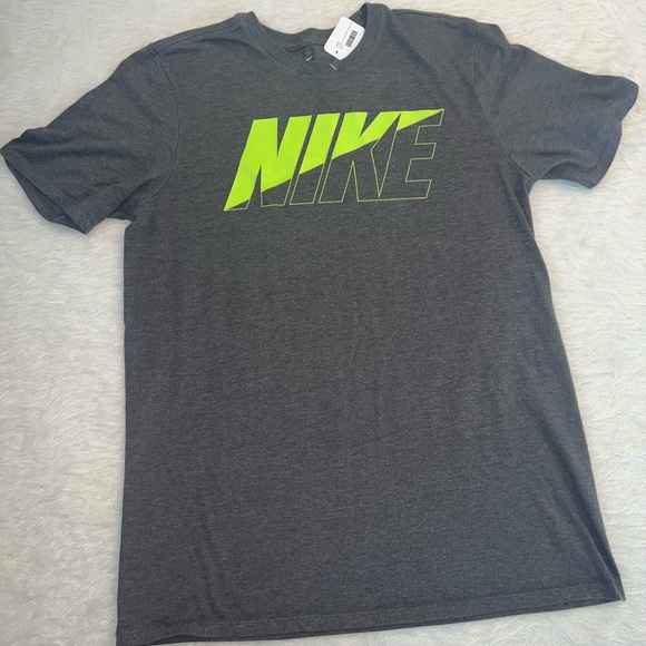 Nike 🥳 2/$15 OR 3/$20 🥳 Grey Sporty Green Athletic Cut Tee - Picture 3 of 6
